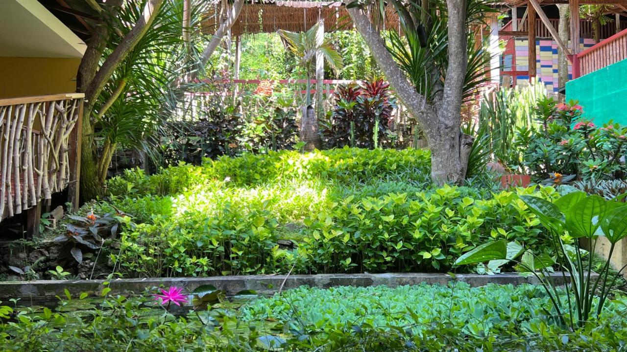 Centro Bajo Hotel & Resto Labuan Bajo Esterno foto