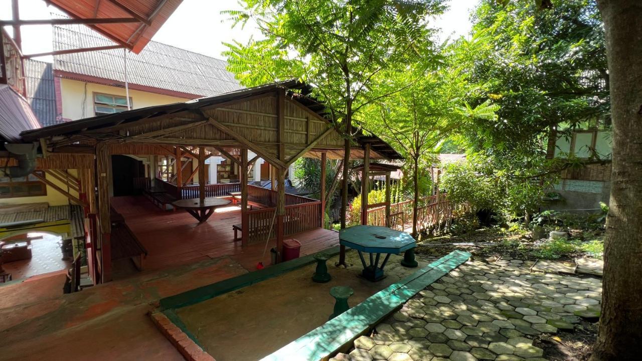 Centro Bajo Hotel & Resto Labuan Bajo Esterno foto