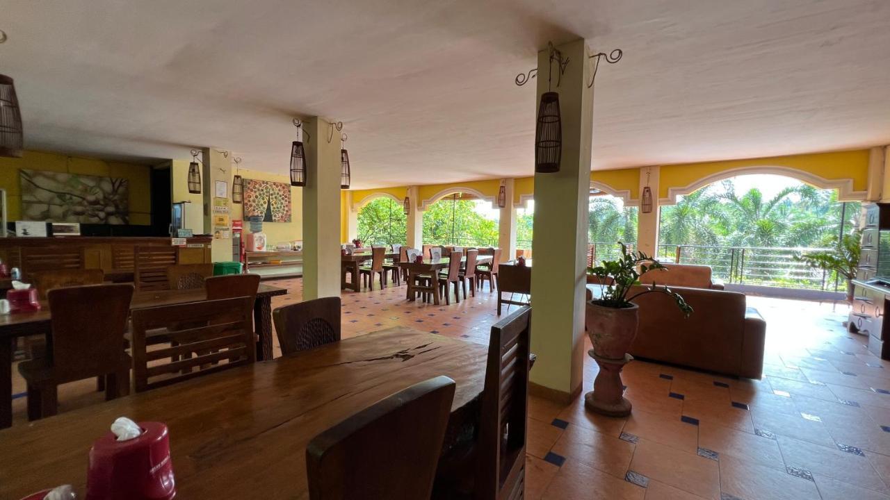 Centro Bajo Hotel & Resto Labuan Bajo Esterno foto
