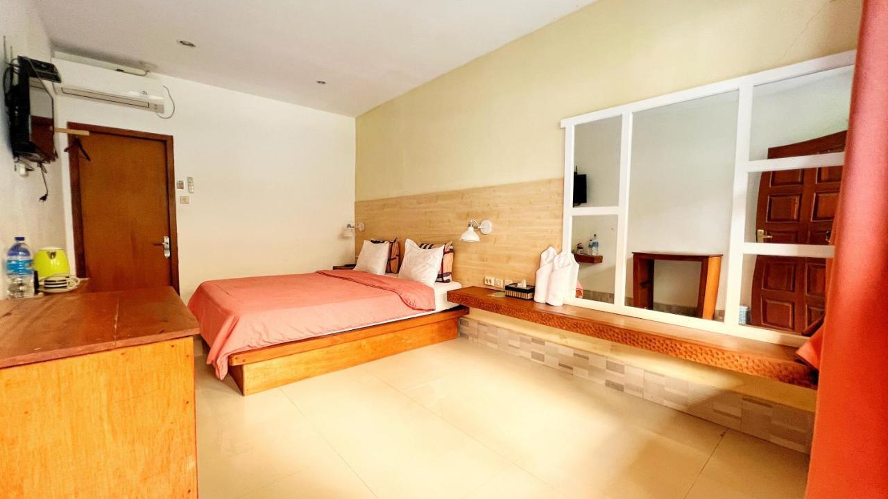 Centro Bajo Hotel & Resto Labuan Bajo Esterno foto