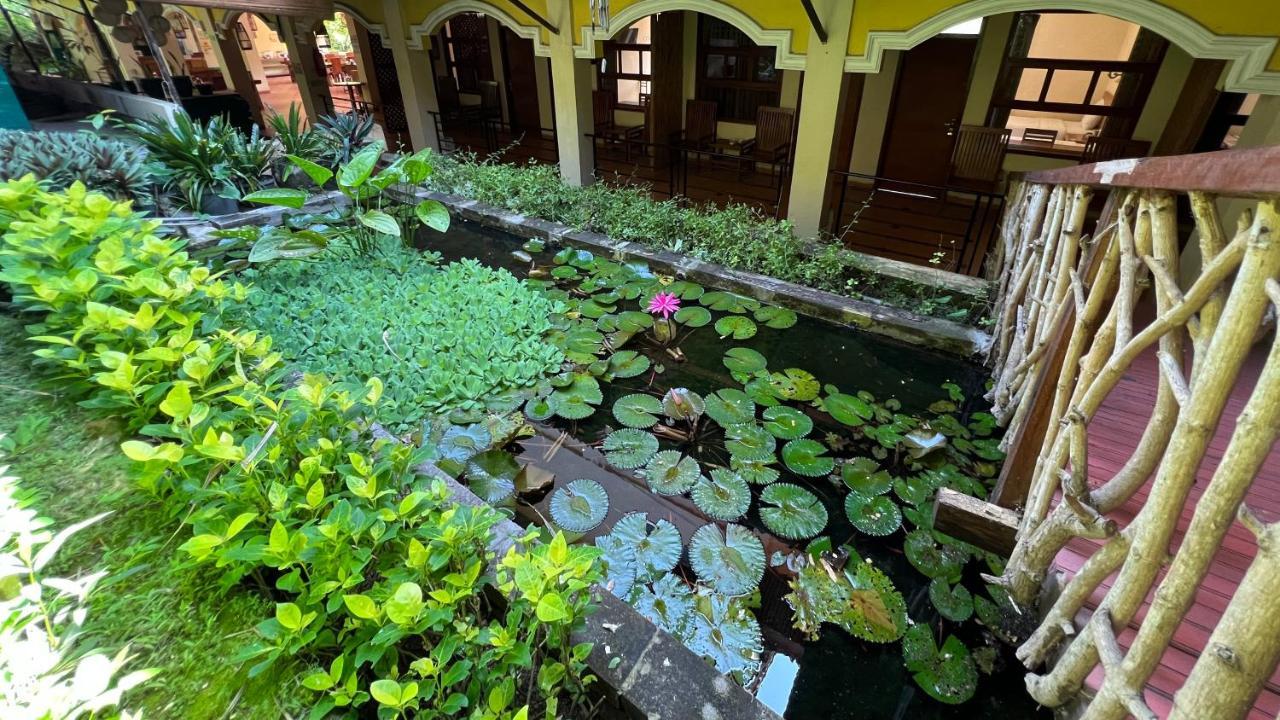Centro Bajo Hotel & Resto Labuan Bajo Esterno foto