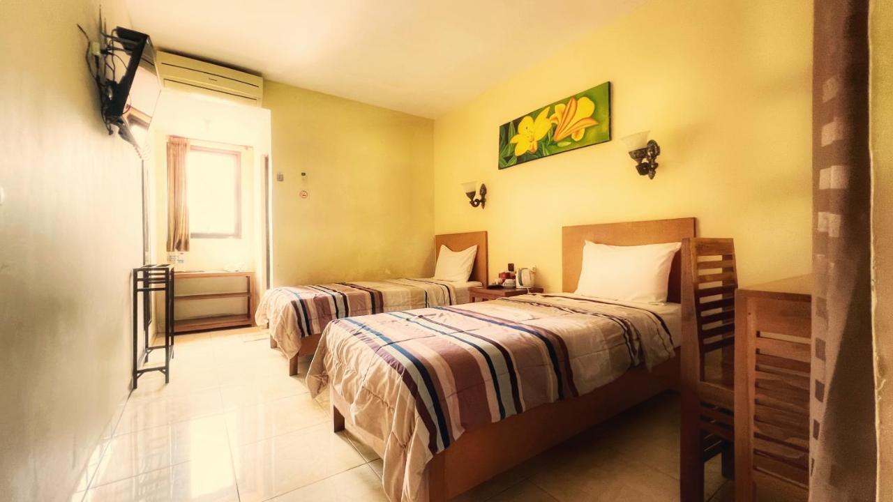 Centro Bajo Hotel & Resto Labuan Bajo Esterno foto