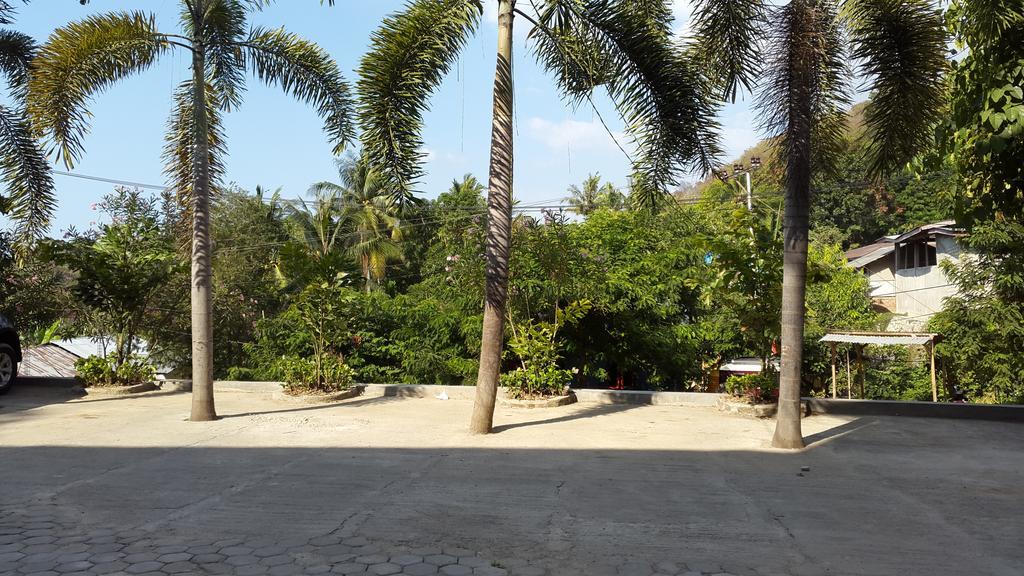 Centro Bajo Hotel & Resto Labuan Bajo Esterno foto