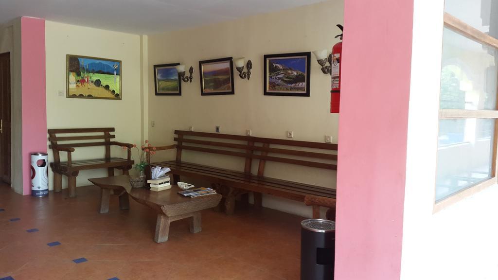 Centro Bajo Hotel & Resto Labuan Bajo Esterno foto