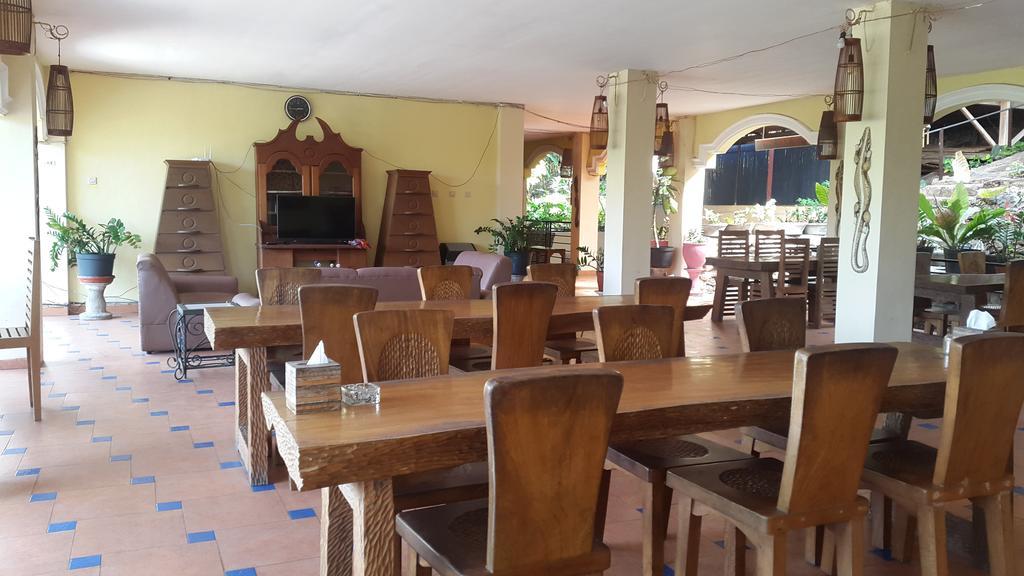 Centro Bajo Hotel & Resto Labuan Bajo Esterno foto
