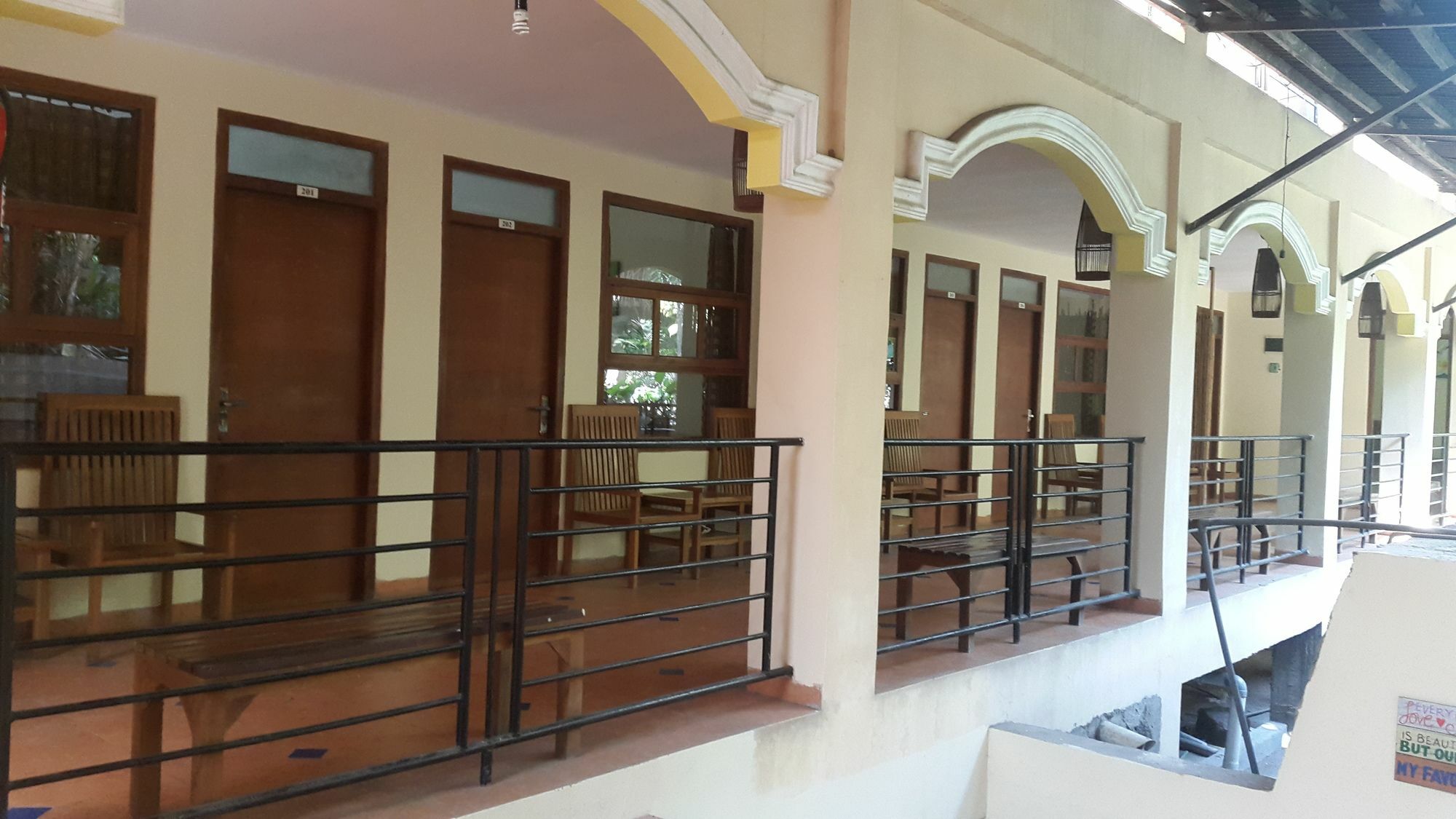 Centro Bajo Hotel & Resto Labuan Bajo Esterno foto